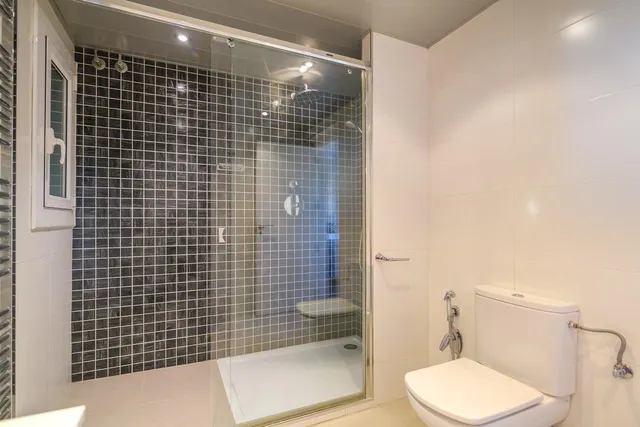 Exclusividad y diseño: 2º piso con ascensor, parking y suite de lujo — 42