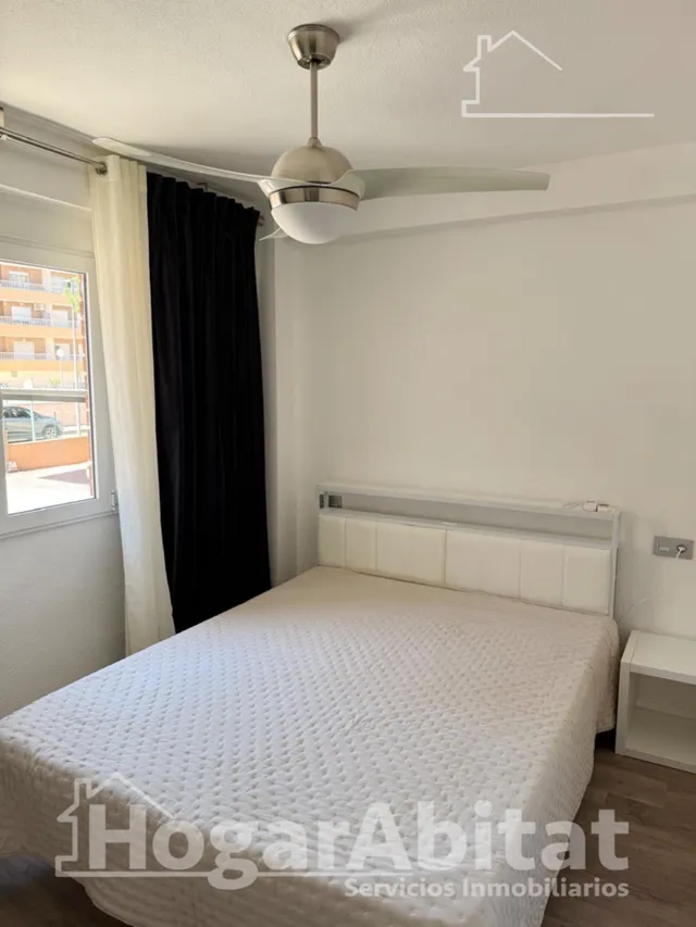 Disfruta del sol y la brisa del mar en este piso reformado con piscina, terraza y parking junto a la playa — 13