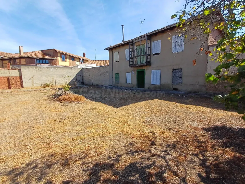 Casa con terreno en Hospital de Órbigo.