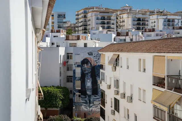 Exclusivo Piso Totalmente Reformado con Terraza en el Centro de Estepona — 12