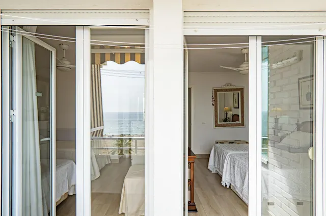 VIVIR FRENTE AL MAR EN FUENGIROLA — 28