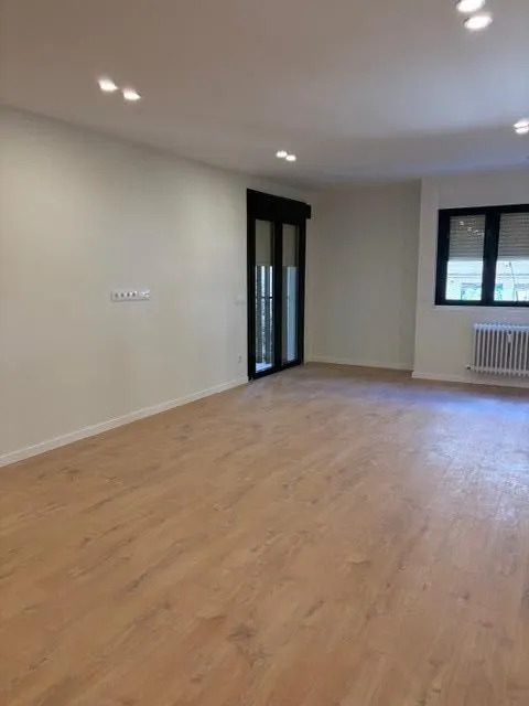 Exclusivo piso reformado en el corazón de Jerónimos, Madrid — 11