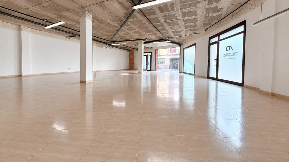 Local comercial / almacén de 198 m2 en venta a pie de calle en La Bisbal d'Empordà