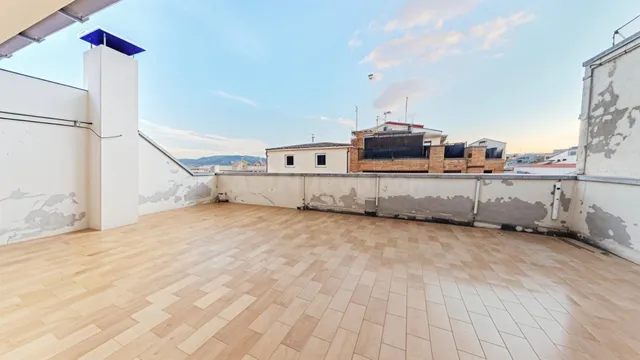 Amplio Ático en Igualada con Gran Terraza y Posibilidades de - foto 4