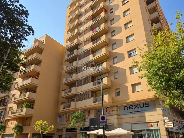 ¡Oportunidad en Calle Vallcalent: Espacio, tranquilidad y ub