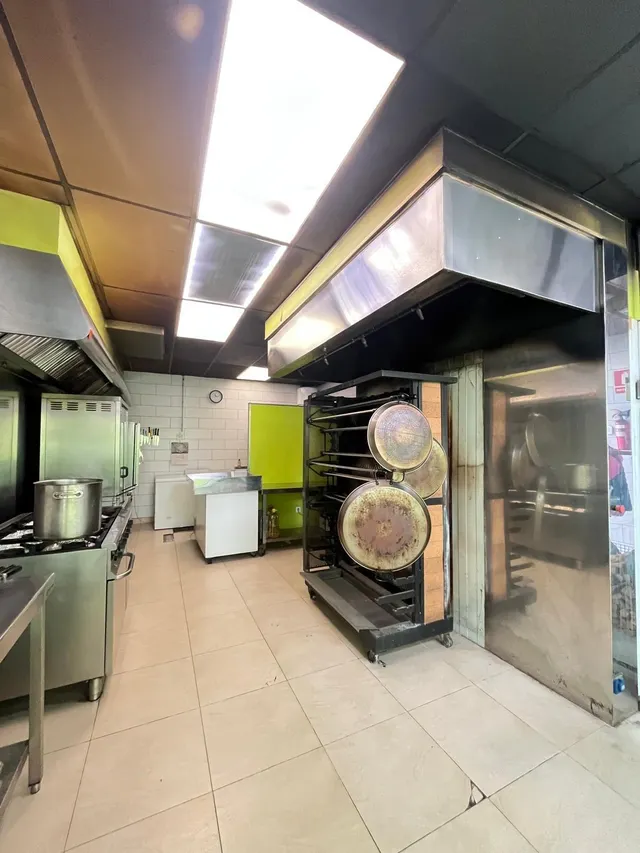 Traspaso de local Restaurante en calle Peatonal — 19