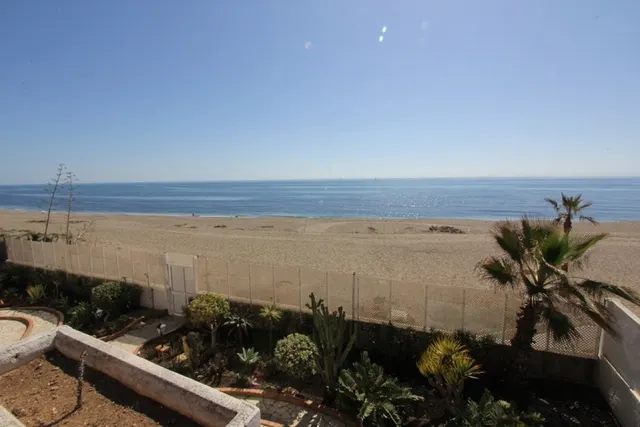 villa independiente 1º linea de playa cabopino — 39