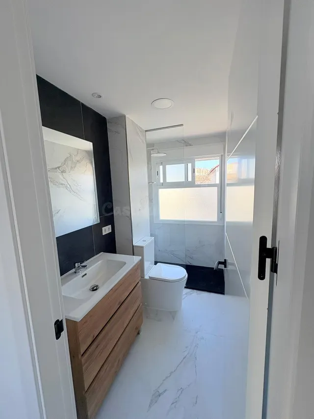 Piso reformado con terraza y vistas despejadas en ubicación 