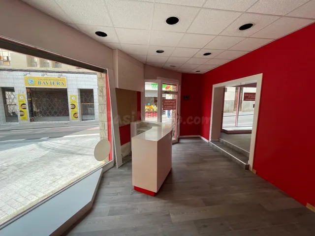 LOCAL COMERCIAL EN LLOGUER AL CENTRE D’IGUALADA (ZONA CARRER - foto 3