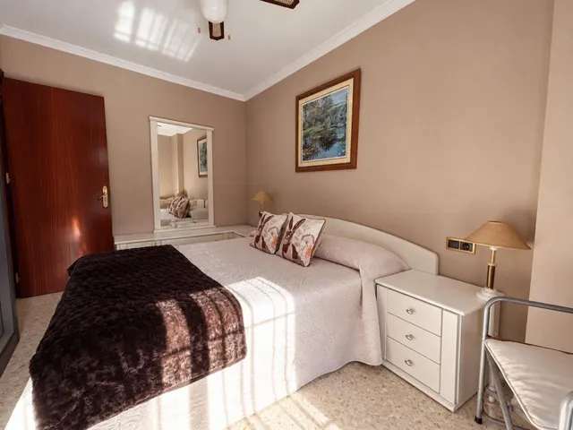 VIVIENDA CON PATIO, GARAJE Y COCINA EXTERIOR EN ZONA RESIDENCIAL — 12