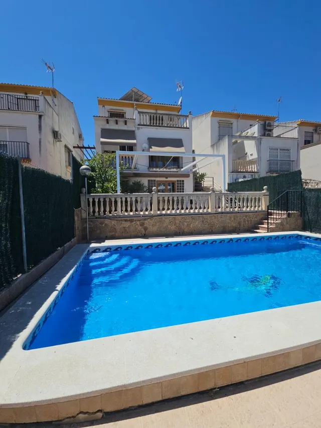 229 m2, 3 plantas y 8 placas solares para vivir sin mirar el recibo a fin de mes — 10
