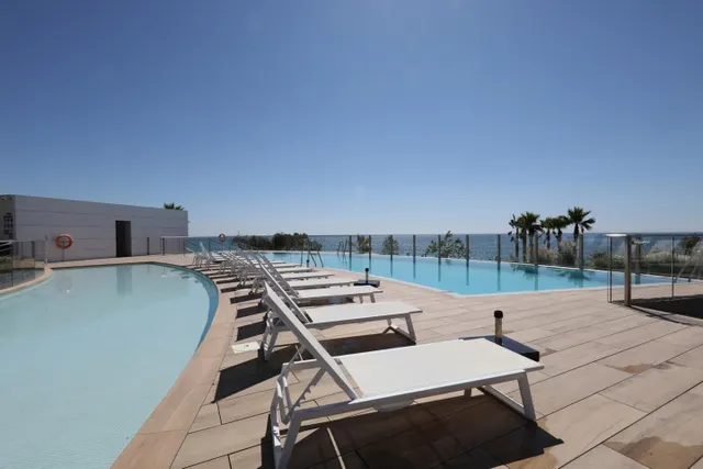 Apartamento de 2 dormitorios con vistas al mar en Estepona — 23