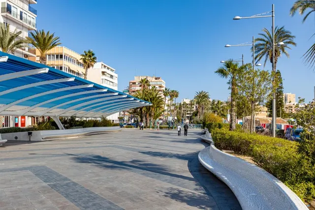 Planta baja de dos dormitorios, totalmente reformada y con piscina comunitaria — 37