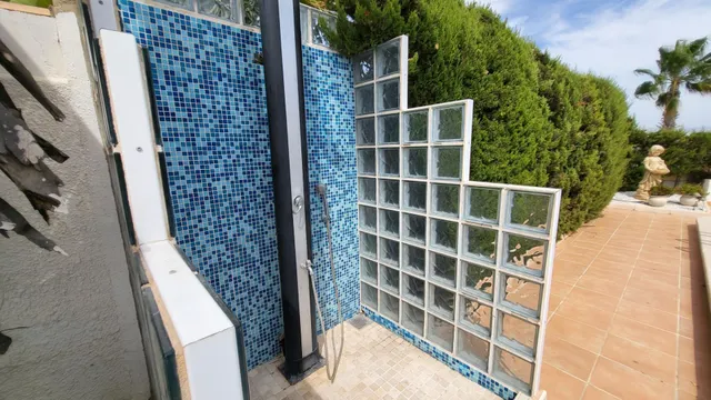 Chalet esquina de 3 Dormitorios y 3 Baños en parcela grande arreglada de 600m2 con piscina y garaje privado — 23