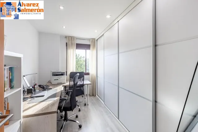 Amplia casa de 182 m2 con patio, gran sótano y a menos de 5 minutos del metro — 25