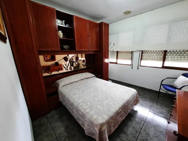 Casa esquinera, de 3 dormitorios, terraza, azotea. Dispone de 2 locales comenrciales. MUY CÉNTRICA — 20