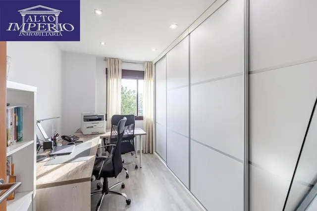 Amplia casa de 182 m2 con patio, gran sótano y a menos de 5 minutos del metro — 25