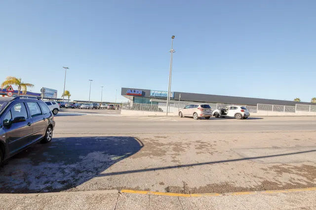 SE ALQUILA GARAJE - TRASTERO CERRADO PARA 2 COCHES DE 28 M2 EN ORIHUELA COSTA (LOS DOLSES) CENTRO COMERCIAL LA FUENTE — 9