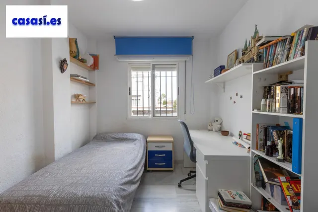 Casa independiente con piscina en La Zubia. — 12