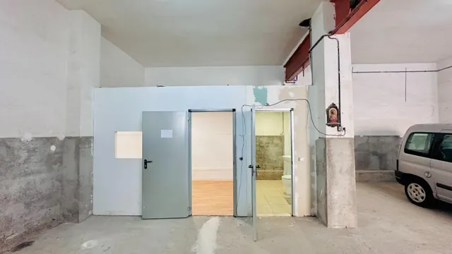 Local diáfano con acceso para vehículos en Terrassa — 11