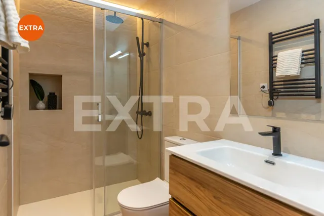 Amplio apartamento a estrenar, funcional y versátil, con zona de despacho, en una cuidada urbanización con piscina y jardines. — 15