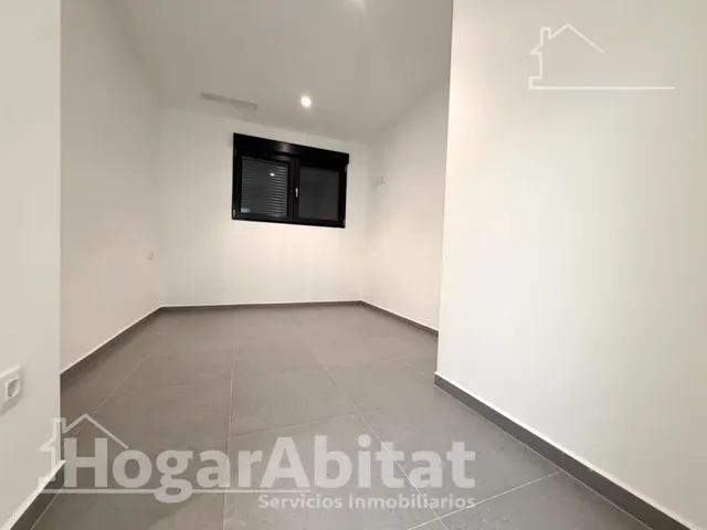 Estrena diseño y máxima eficiencia en esta moderna planta baja reformada con piscina y garaje — 23
