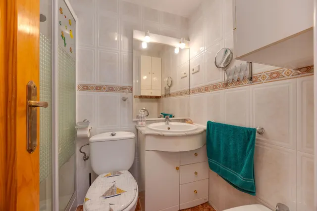 Apartamento 2 dormitorios con orientación sur y piscina comunitaria. — 20