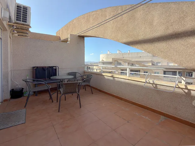 Centro! Interesante ático semireformado, con gran terraza e increíbles vistas panorámicas + 2 piscinas comunitarias — 12
