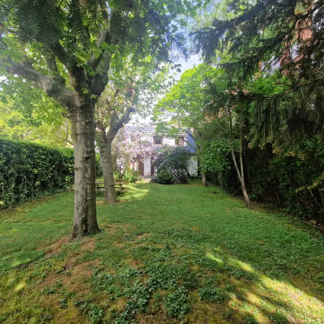 Precioso chalet con jardín en el centro histórico de Bustarv - foto 3