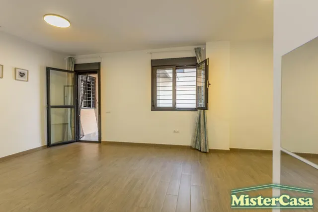 EXCLUSIVA!! Piso 3 dormitorios , 2 baños ,garaje y trastero . Gran patio  y piscina comunitaria . ROTA — 8