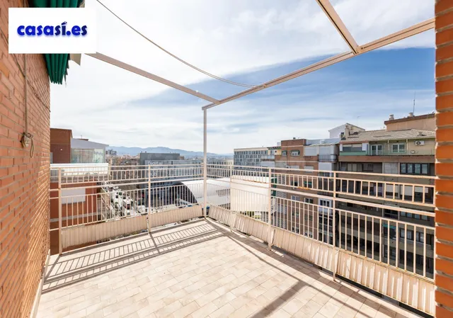 SALE A LA VENTA EXTRAORDINARIO ATICO "REFORMADO" EN GRANADA - foto 2