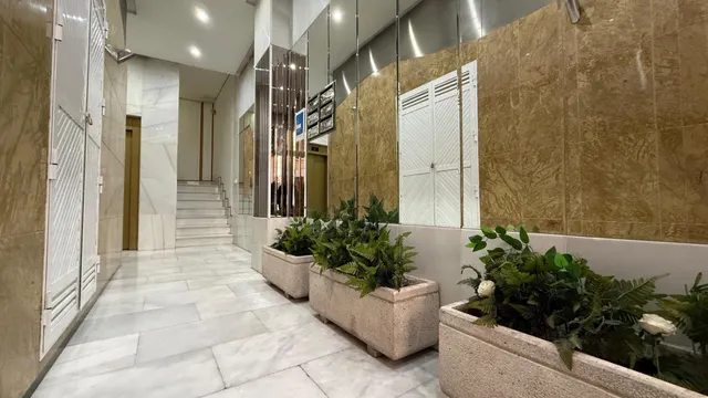 ✨ Piso de 135 m2 en pleno centro de Torrevieja, junto a la Plaza de la Constitución – Amplio, luminoso y con infinitas posibilidades ✨ — 21