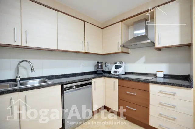 ¡vistas despejadas! amplio, alto y moderno con ascensor y balcón — 13