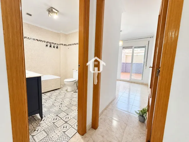 PISO EN VENTA EN ALICANTE. ZONA DE LA FLORIDA. 79m2, 2 habitaciones, 1 BAÑO, AMPLIO PATIO, PRIMERA PLANTA CON ASCENSOR. — 17