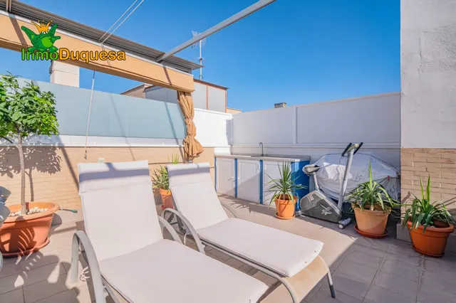 Ático duplex con terraza de 61 m2, plaza de aparcamiento, trastero, piscina comunitaria, padel - PTS. — 25