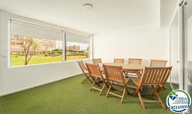 Moderno apartamento en planta baja en complejo residencial con zonas ajardinadas y piscina comunitaria — 2