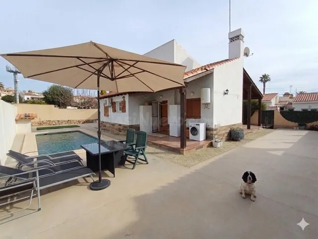 Alquiler chalet independiente con piscina en calabardina