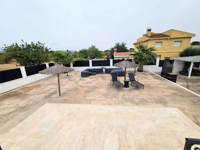 PRECIOSO CHALET CON PISCINA, CASA DE INVITADOS Y GRANDES TERRAZAS JUNTO A LLÍRIA — 39