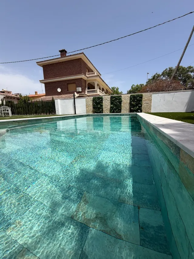 VENTA DE ESPECTACULAR CHALET INDEPENDIENTE DE LUJO HACE ESQU - foto 2