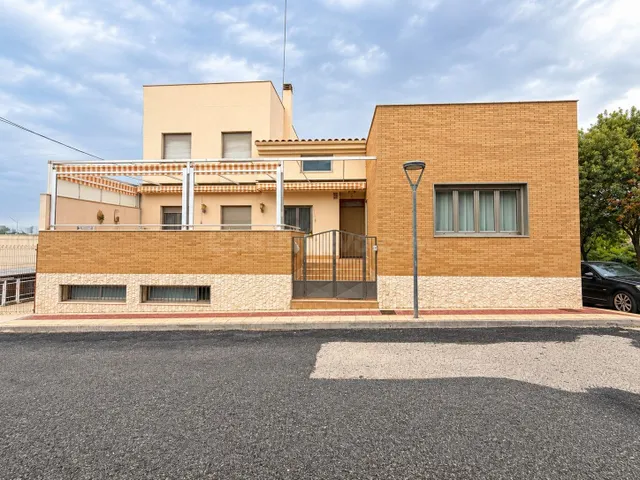ESPECTACULAR CHALET DE 277 M2 DE VIVIENDA Y 225 M2 DE GARAJE