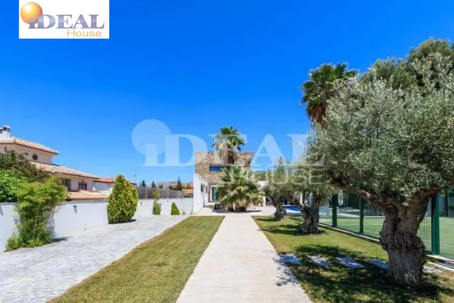Ref.: A8488G7. Increible chalet de lujo y diseño, parcela 1500 m2,  piscina propia, pista de padel. — 50