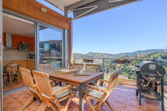 Casa en Vallirana con 3 terrazas, vistas abiertas, placas so - foto 3