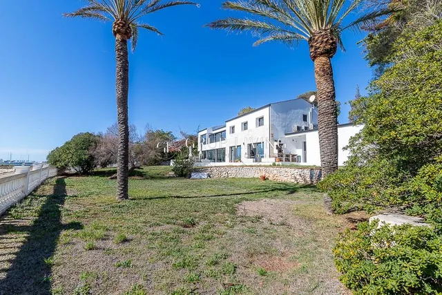 CASA EN PRIMERA LINEA DE MAR — 47