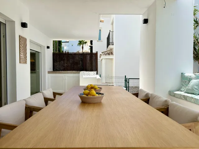 Espectacular vivienda reformada con jardín privado en Palm Beach, Marbella — 18