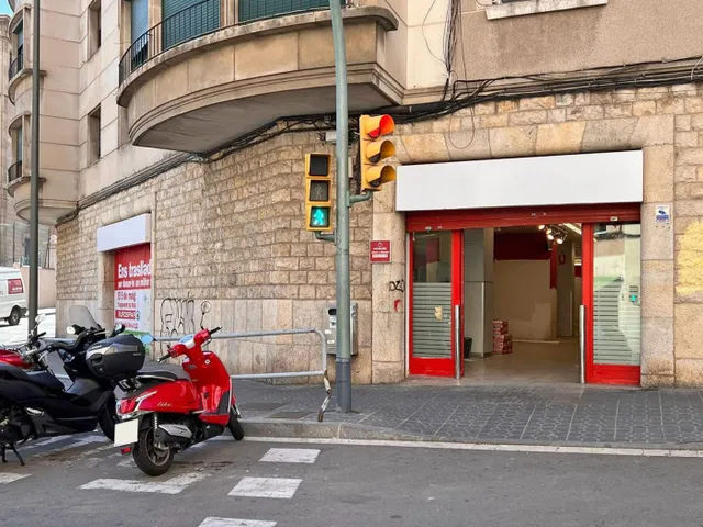 Gran local comercial en Av. Estanislao Figueres a 50 metros de Rambla Nova. — 3