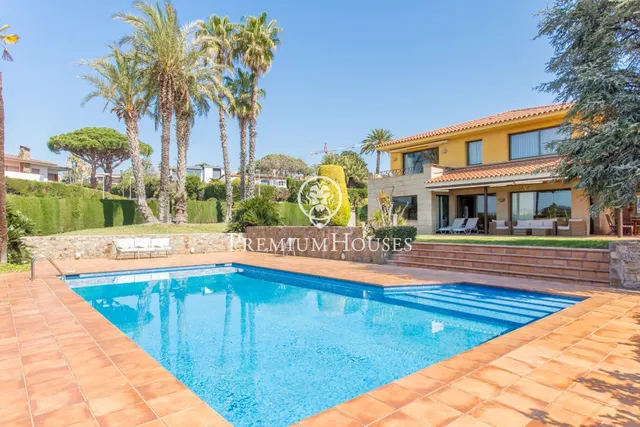 Casa en venta en la exclusiva urbanización 'Can Teixidó' con - foto 2