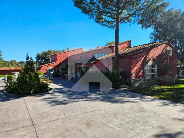 ESPECTACULAR VILLA EN URBANIZACIÓN VIGILADA - foto 4