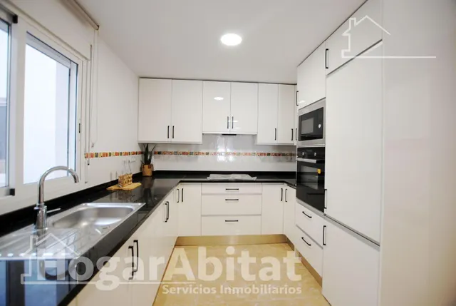 EDIFICIO SEMINUEVO Y REFORMADO CON LOCAL COMERCIAL, 3 TRASTE - foto 2