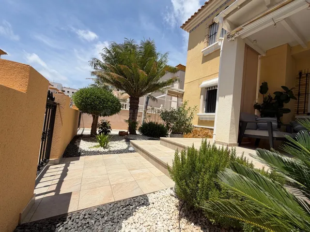 BUNGALOW EN PLANTA BAJA CON 60M2 DE JARDÍN PRIVADO Y PISCINA - foto 4
