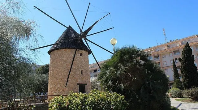 ÁTICO CON GRAN TERRAZA, PISCINA Y GARAJE CERCA DEL CENTRO DE TORREVIEJA — 15